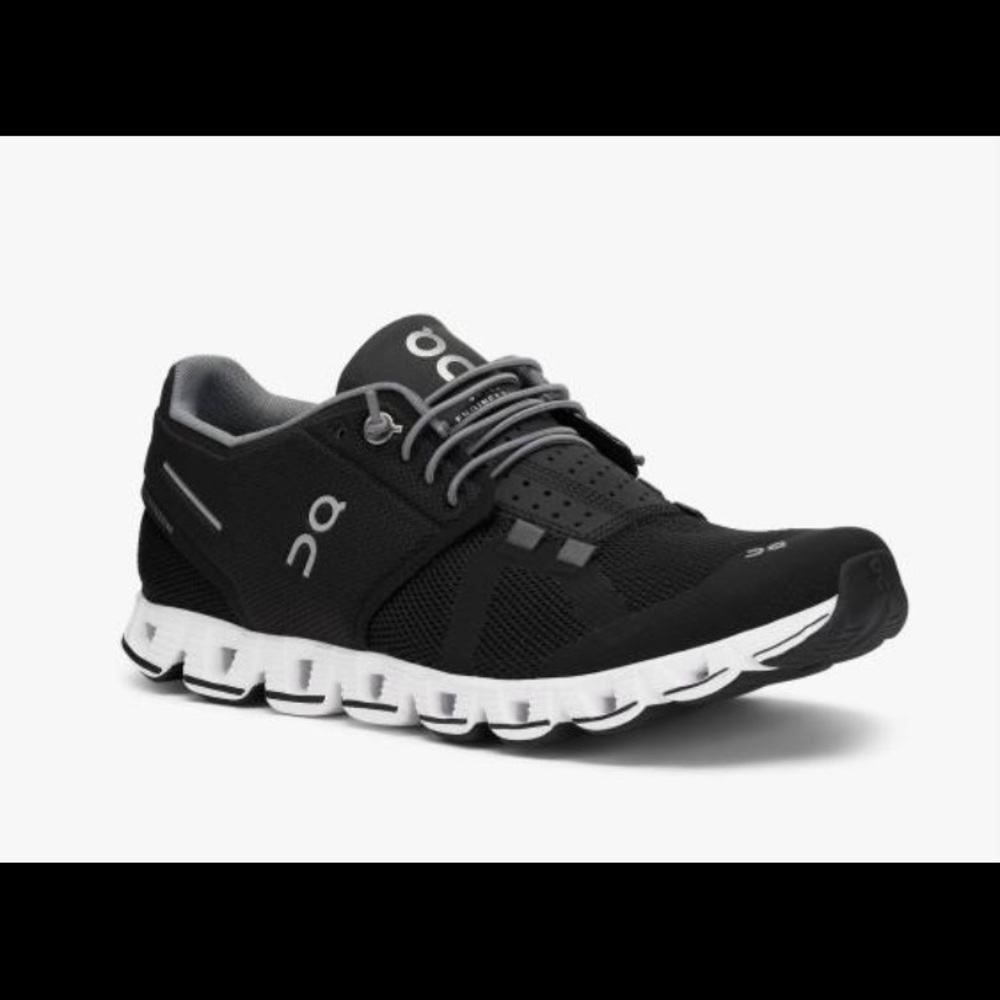 Womens size 7 1/2 On Cloud shoes